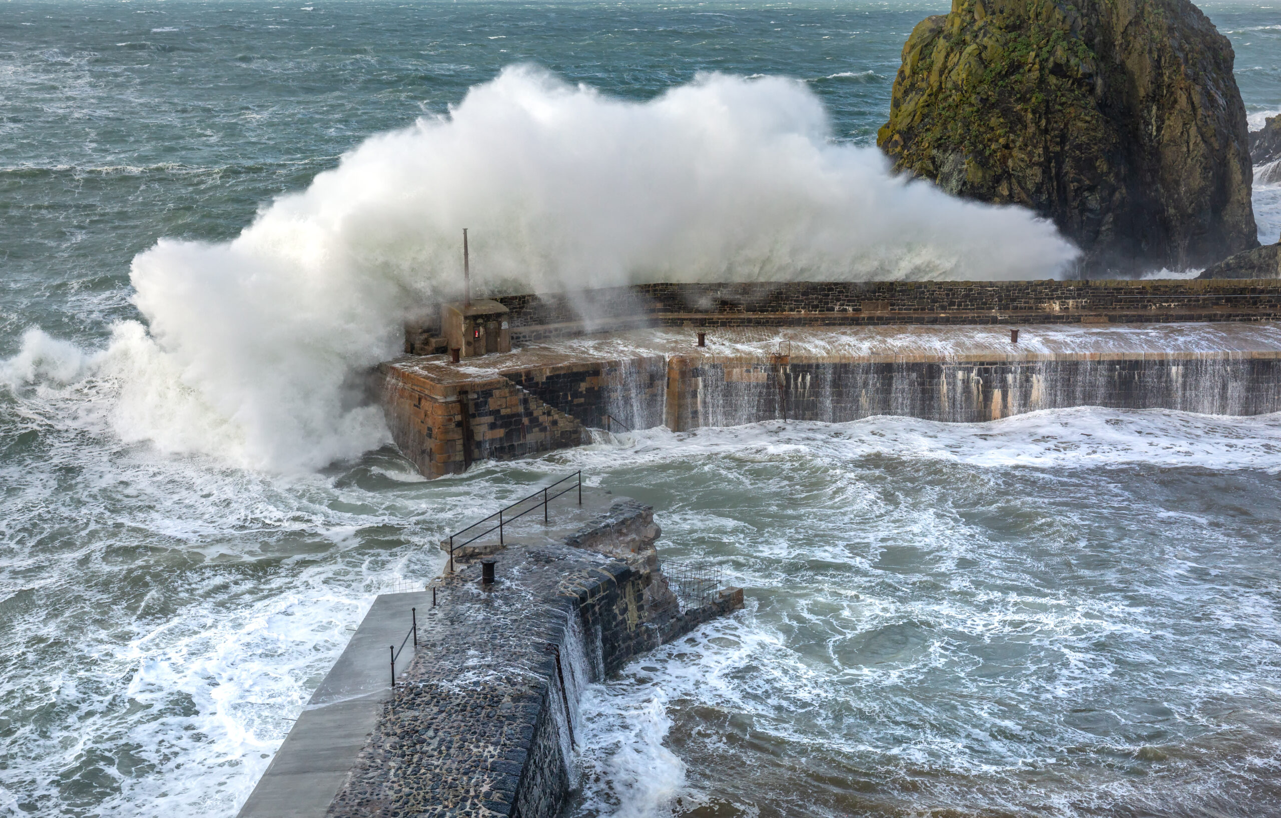 Waves,Batter,The,Harbour,,Mullion,Cove,,Cornwall